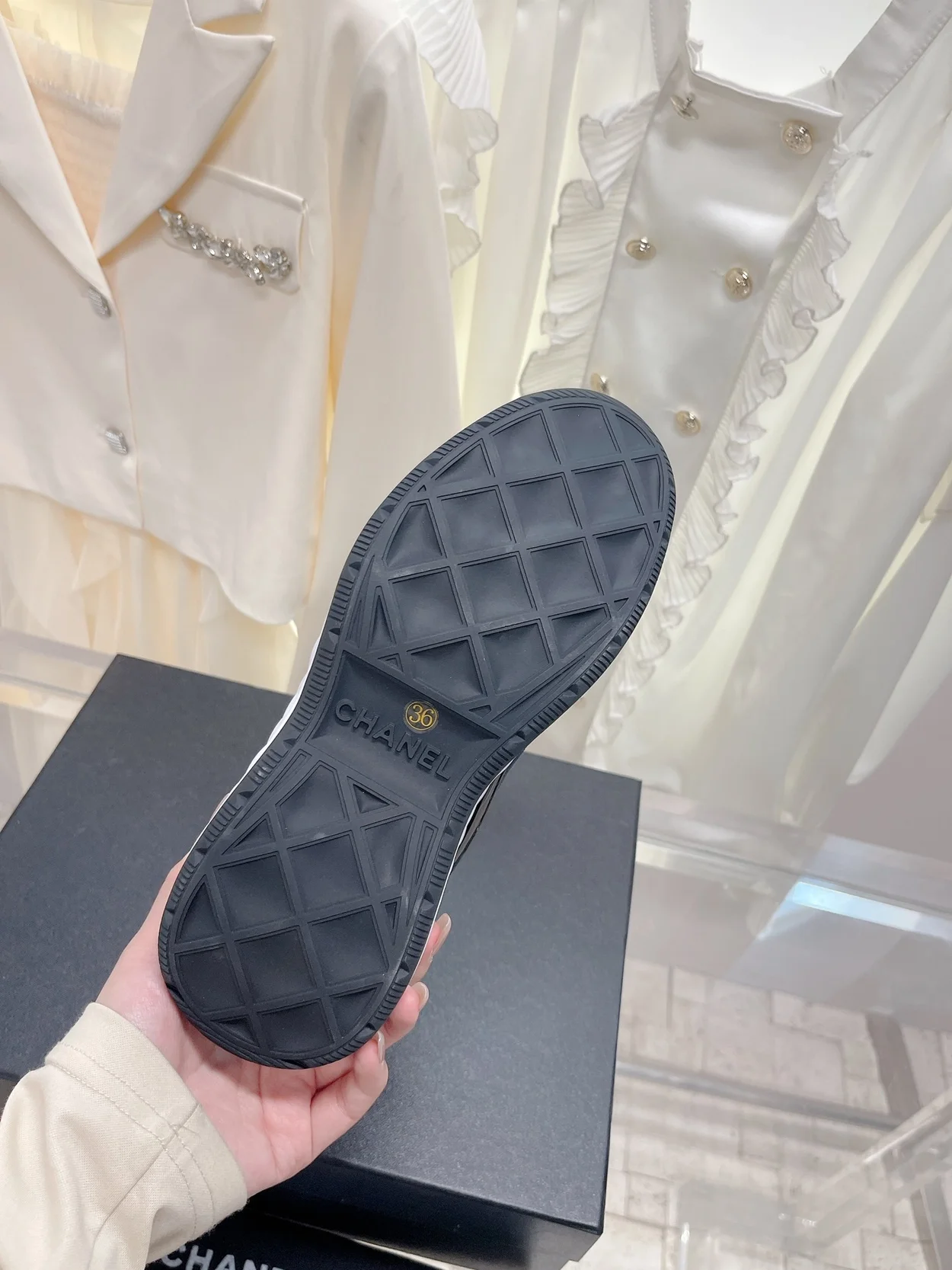 샤넬 믹스드파이버 스니커즈 다크 레드