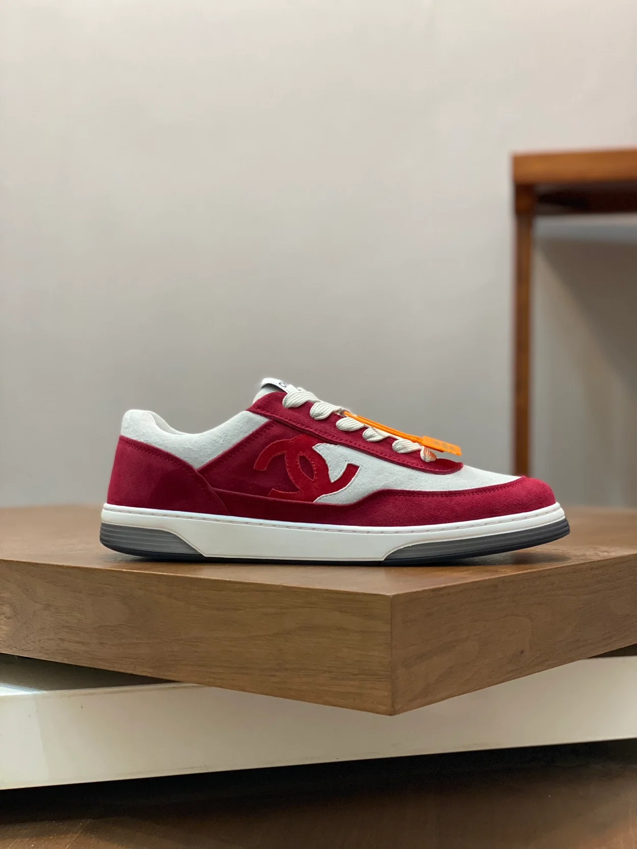 샤넬 CC 로고 레드 스웨이드 스니커즈