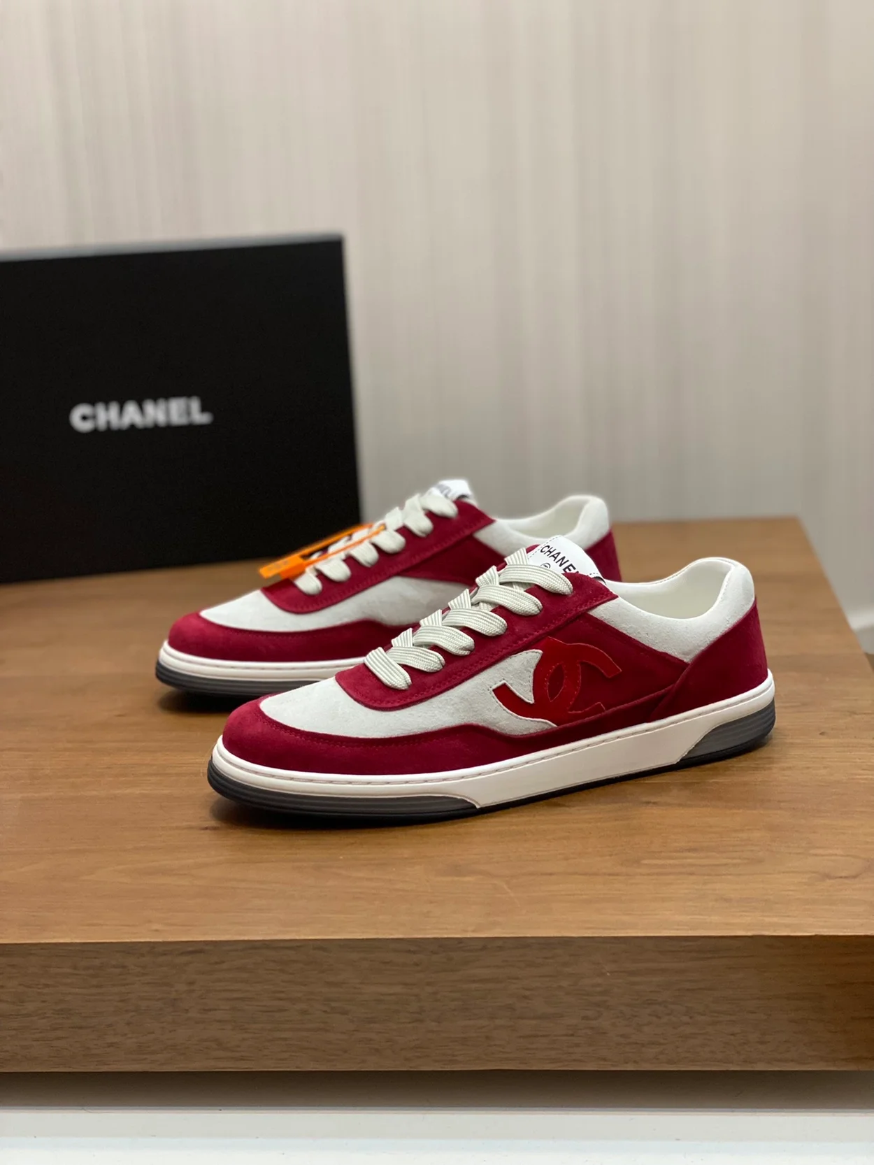 샤넬 CC 로고 레드 스웨이드 스니커즈