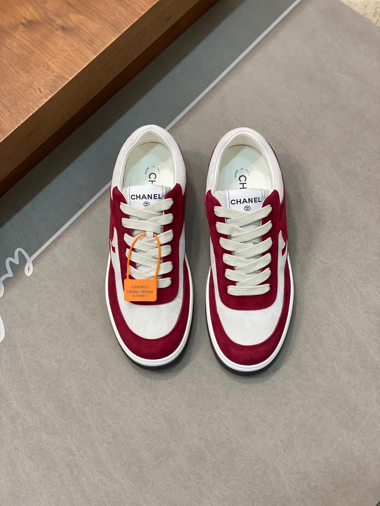 샤넬 CC 로고 레드 스웨이드 스니커즈