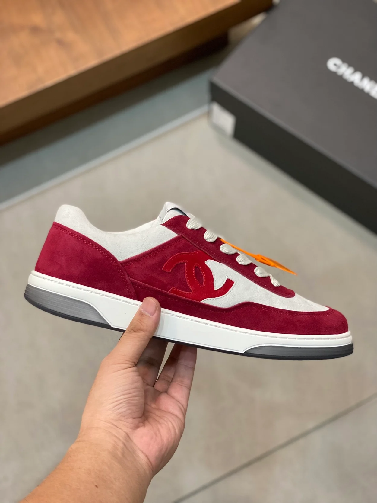 샤넬 CC 로고 레드 스웨이드 스니커즈