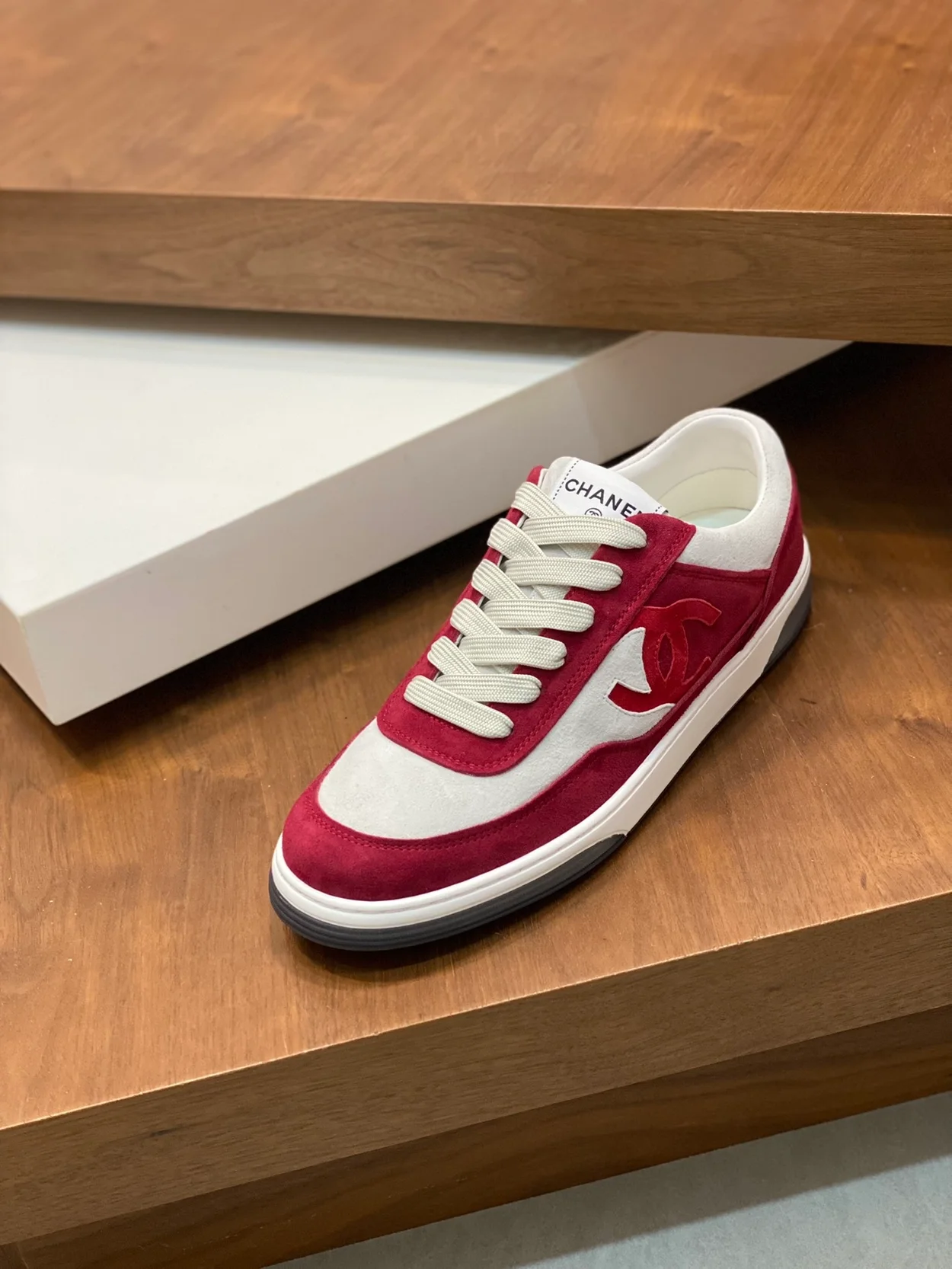 샤넬 CC 로고 레드 스웨이드 스니커즈