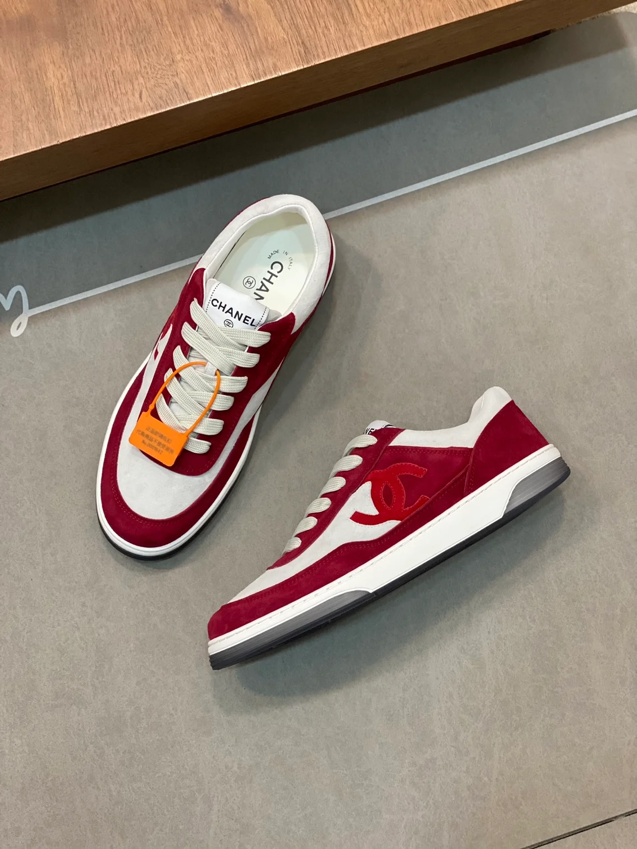샤넬 CC 로고 레드 스웨이드 스니커즈