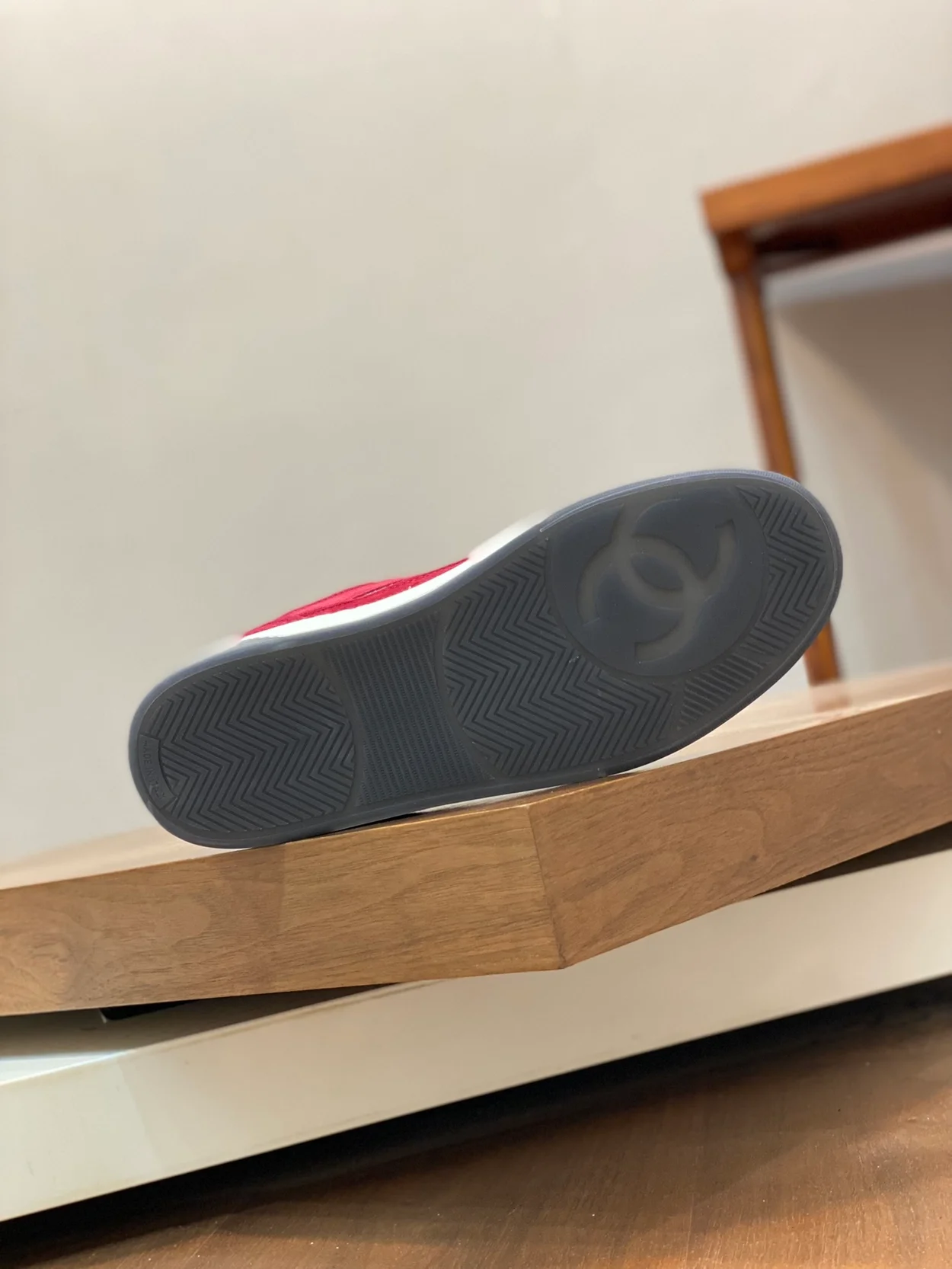 샤넬 CC 로고 레드 스웨이드 스니커즈