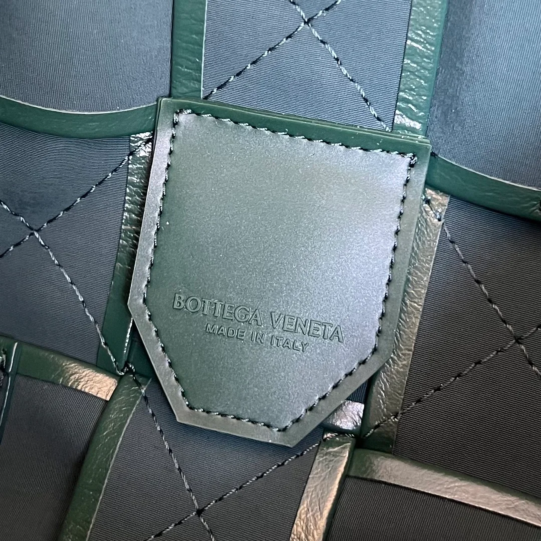 보테가 베네타 맥시 인트레치아토 크로스백