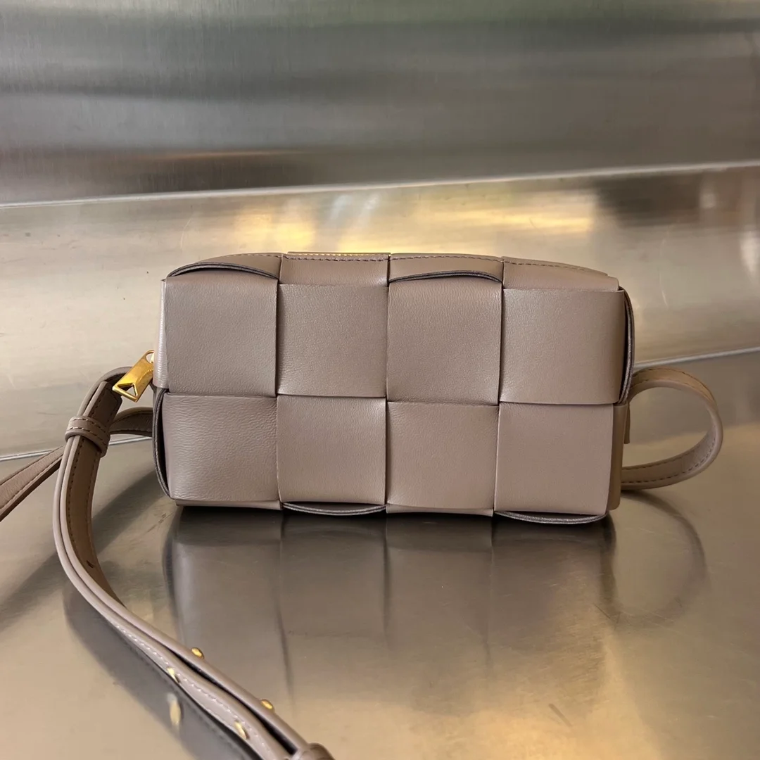 보테가 베네타 미니 카세트 크로스바디백