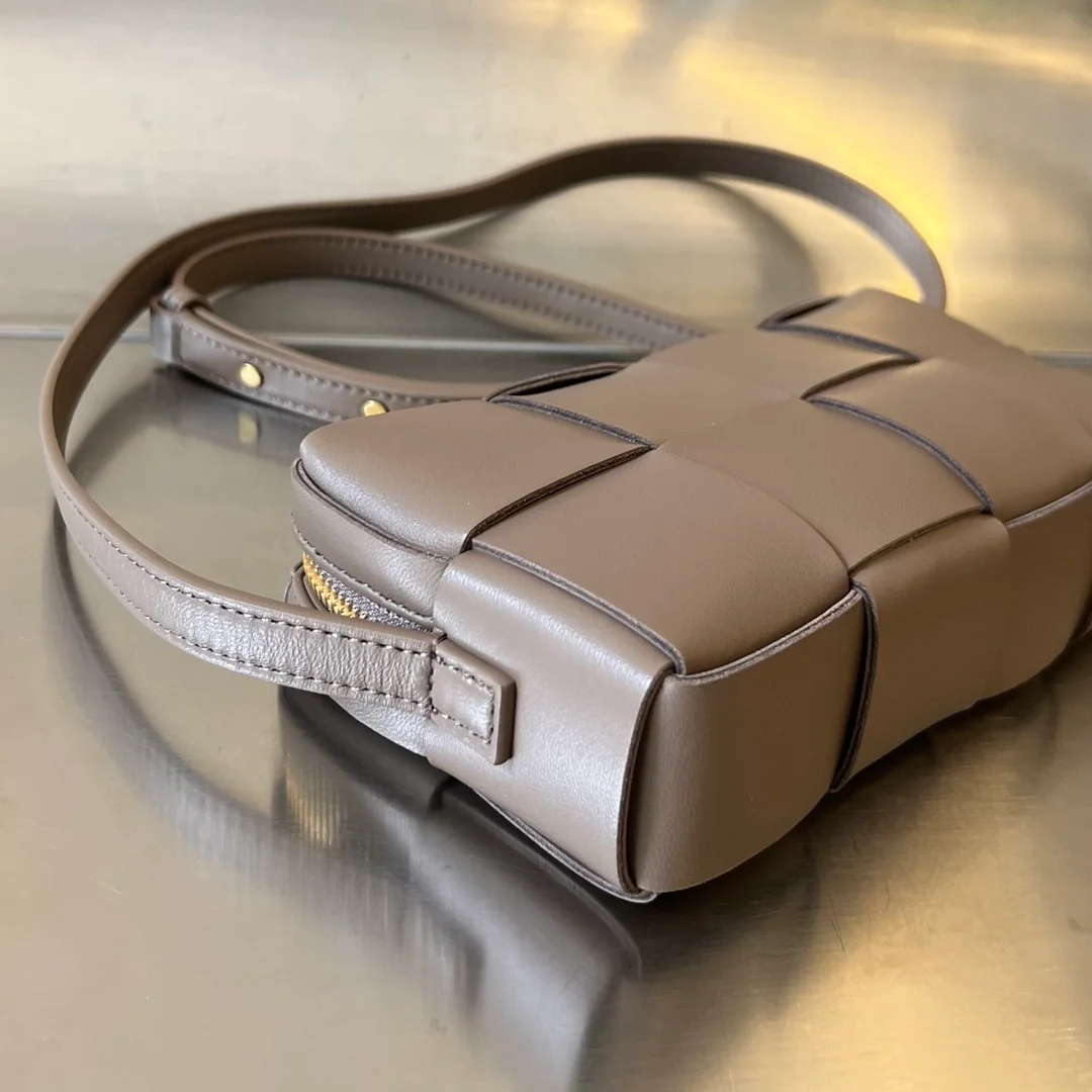 보테가 베네타 미니 카세트 크로스바디백