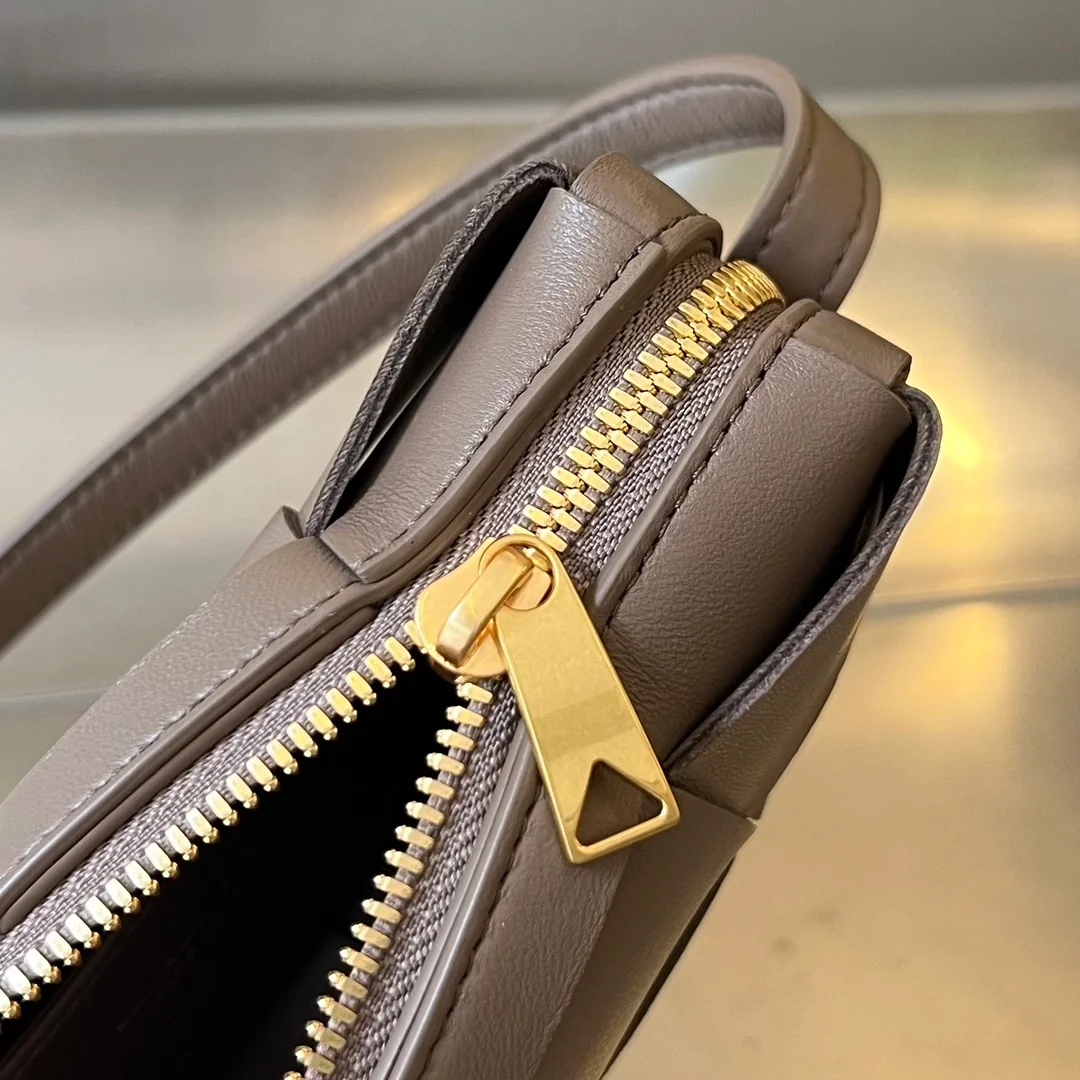 보테가 베네타 미니 카세트 크로스바디백