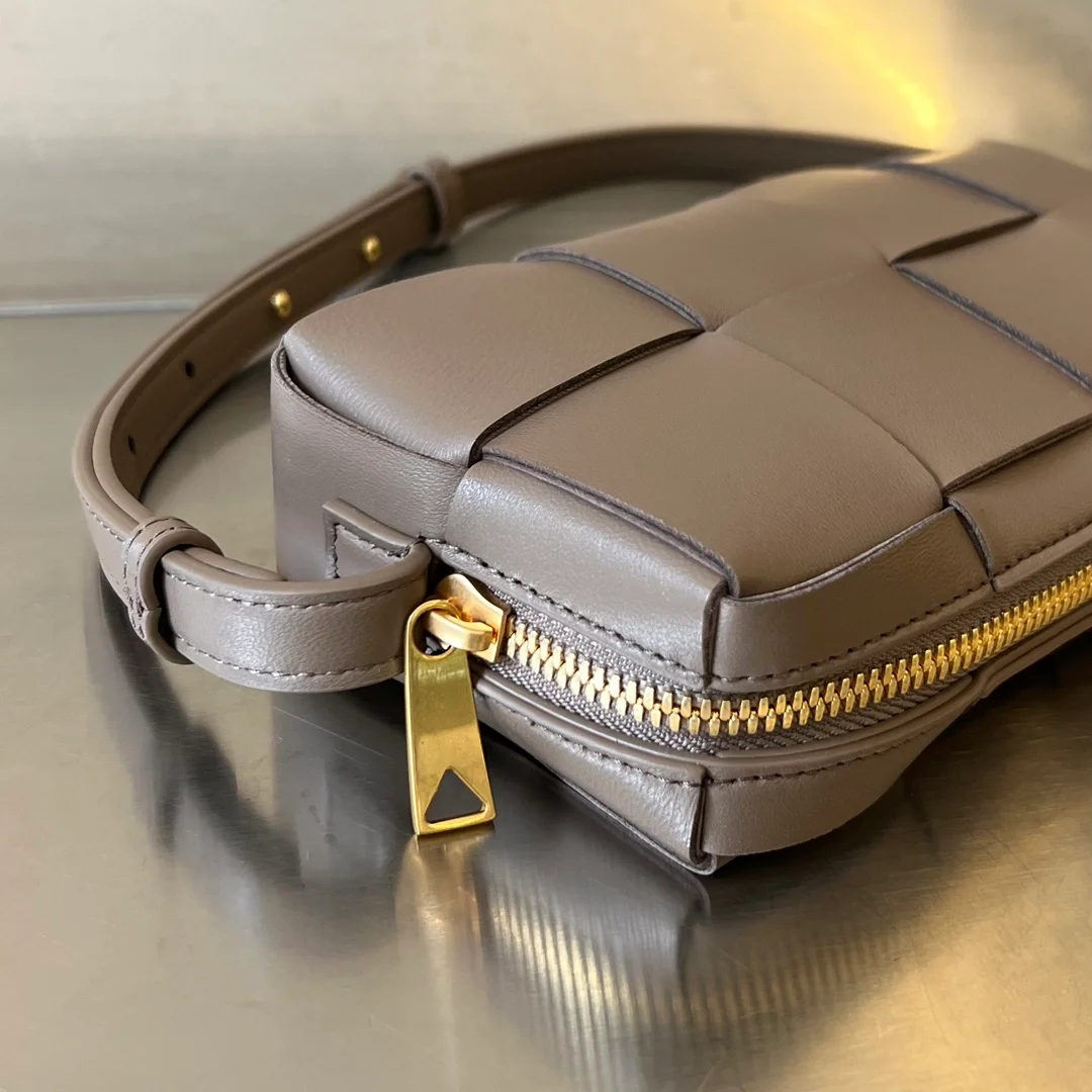 보테가 베네타 미니 카세트 크로스바디백