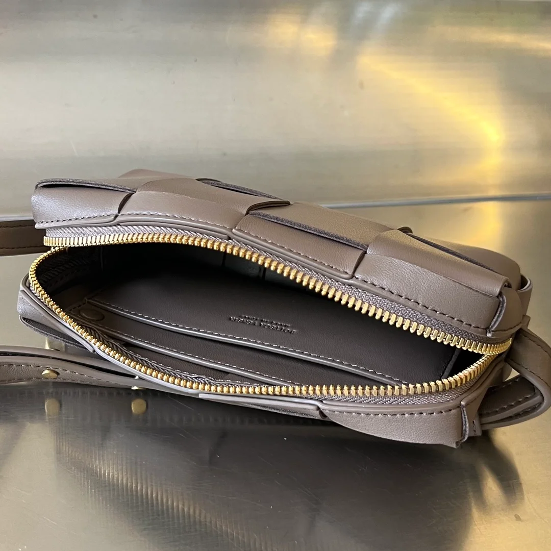 보테가 베네타 미니 카세트 크로스바디백