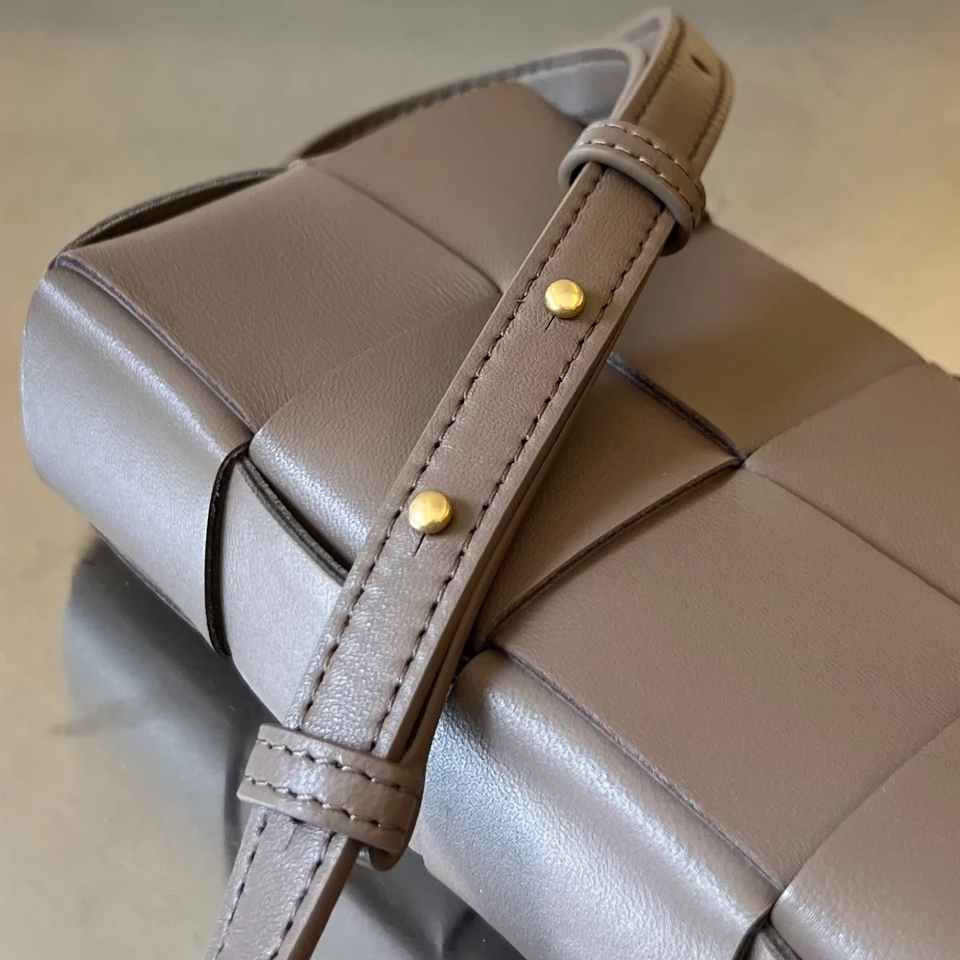 보테가 베네타 미니 카세트 크로스바디백