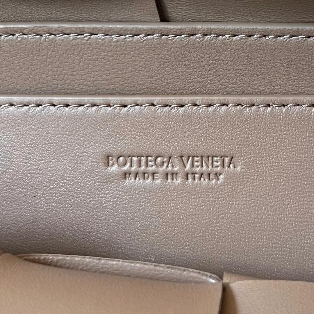 보테가 베네타 미니 카세트 크로스바디백