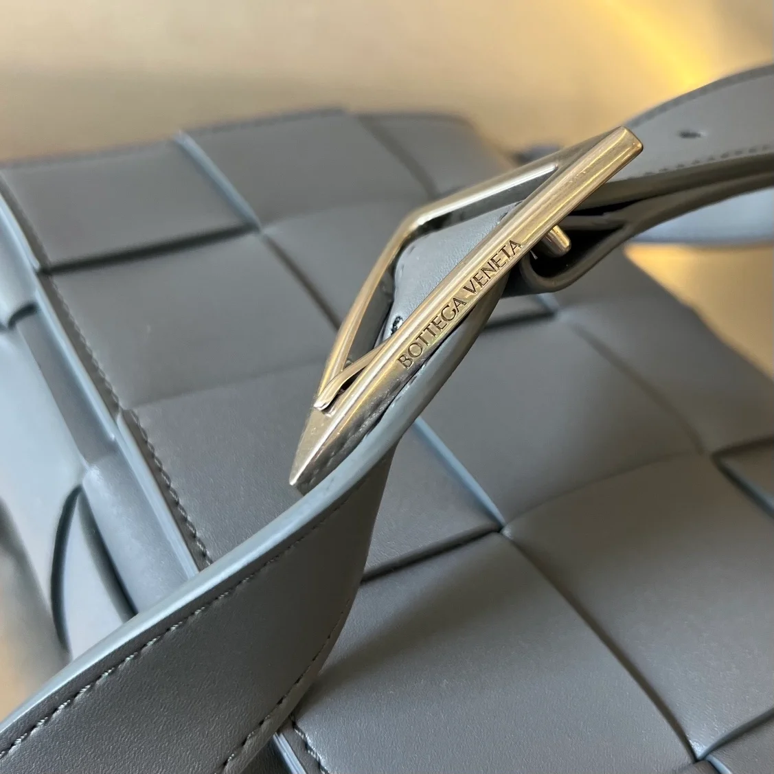 보테가 베네타 썬더 글로시 맥시 카세트백