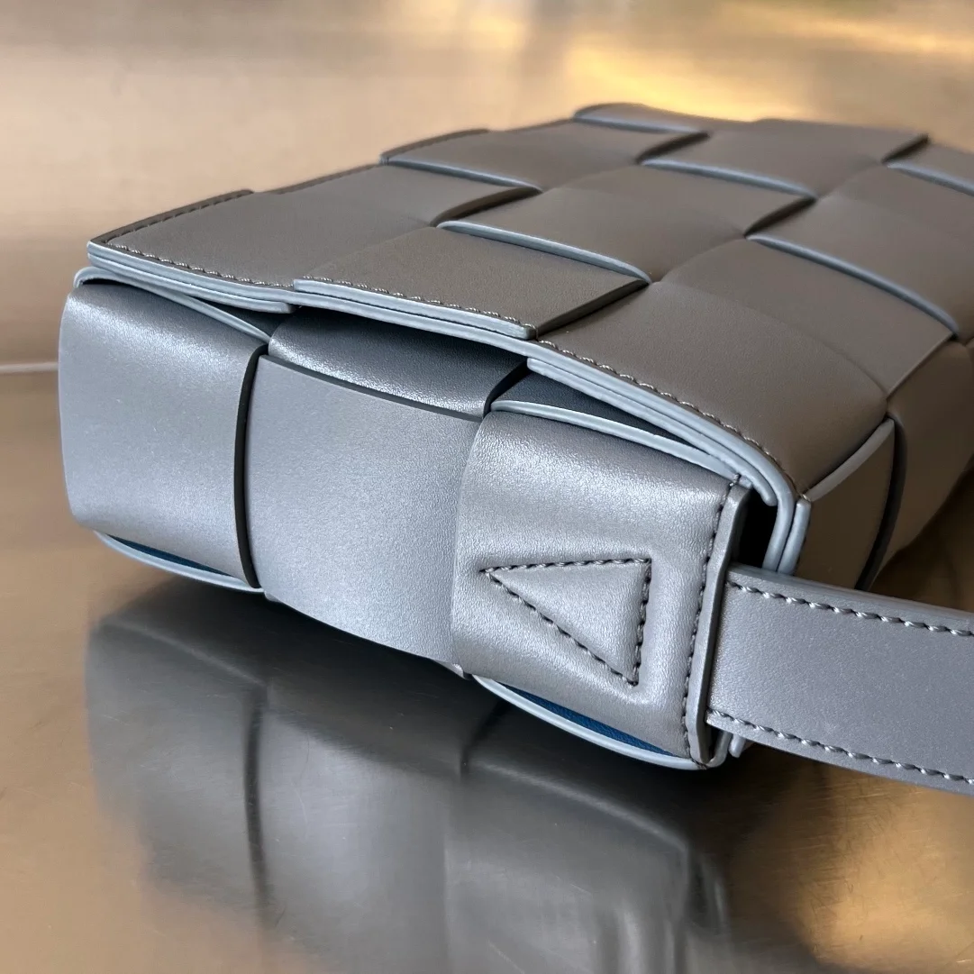 보테가 베네타 썬더 글로시 맥시 카세트백