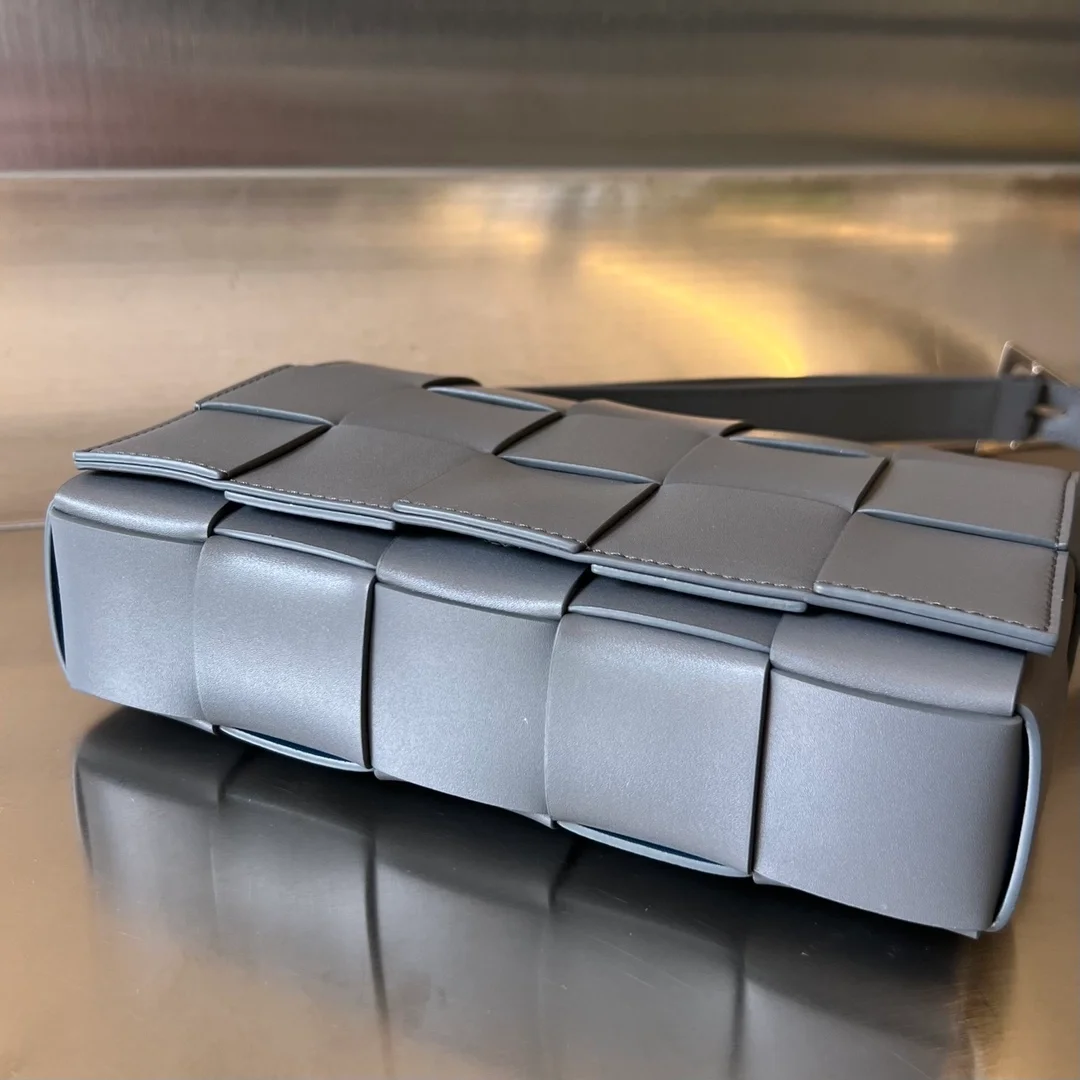 보테가 베네타 썬더 글로시 맥시 카세트백