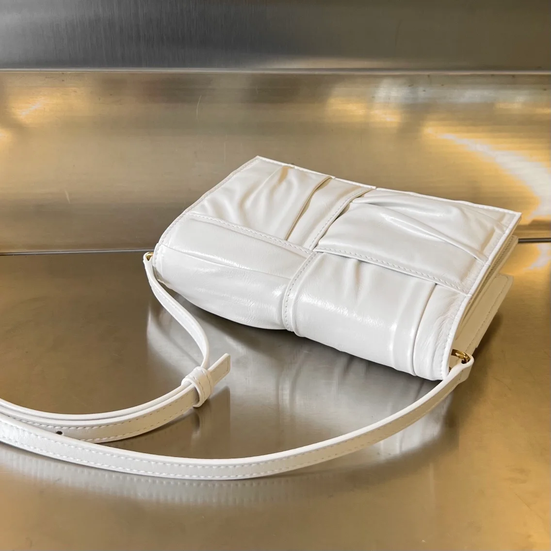 보테가 베네타 화이트 카세트 미니 크로스백