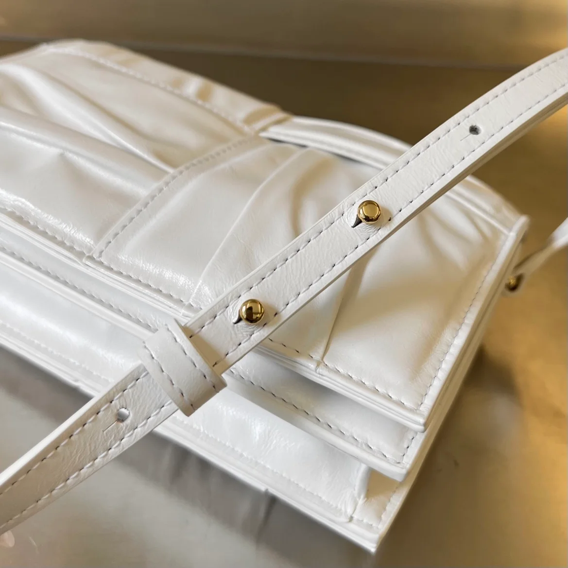 보테가 베네타 화이트 카세트 미니 크로스백