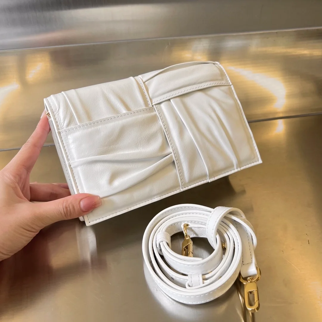 보테가 베네타 화이트 카세트 미니 크로스백