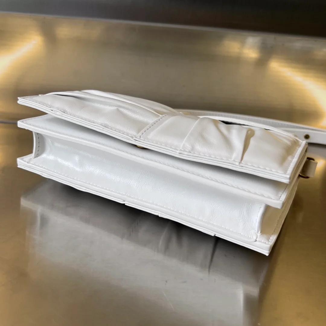 보테가 베네타 화이트 카세트 미니 크로스백