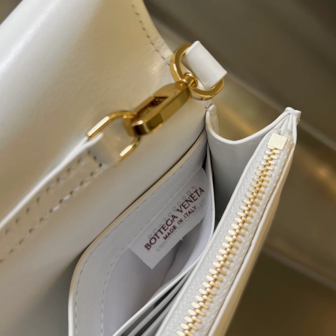 보테가 베네타 화이트 카세트 미니 크로스백