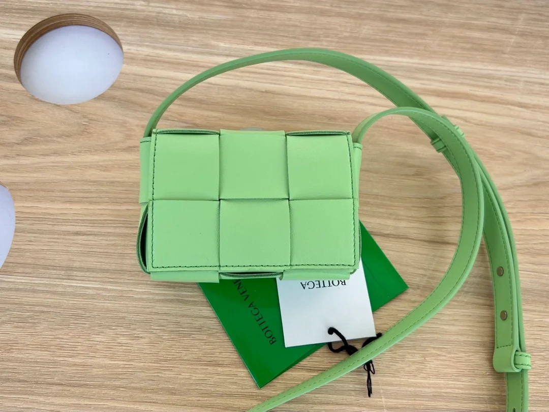 보테가 베네타 인트레치아토 피스타치오 캔디백