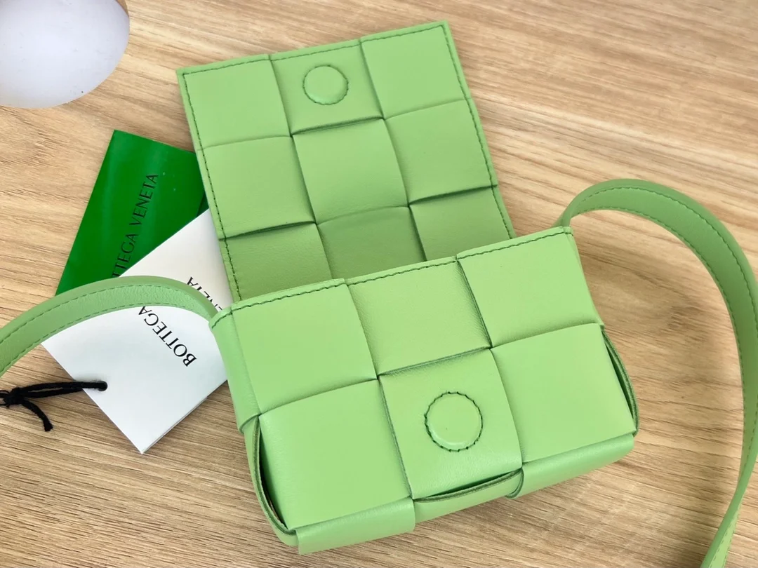 보테가 베네타 인트레치아토 피스타치오 캔디백