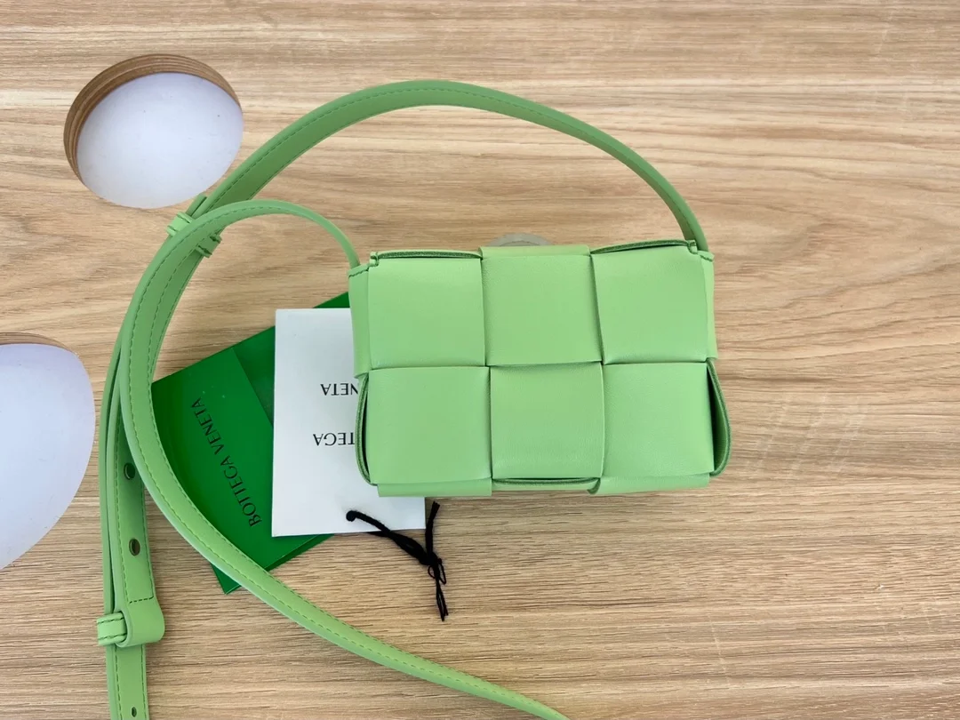 보테가 베네타 인트레치아토 피스타치오 캔디백