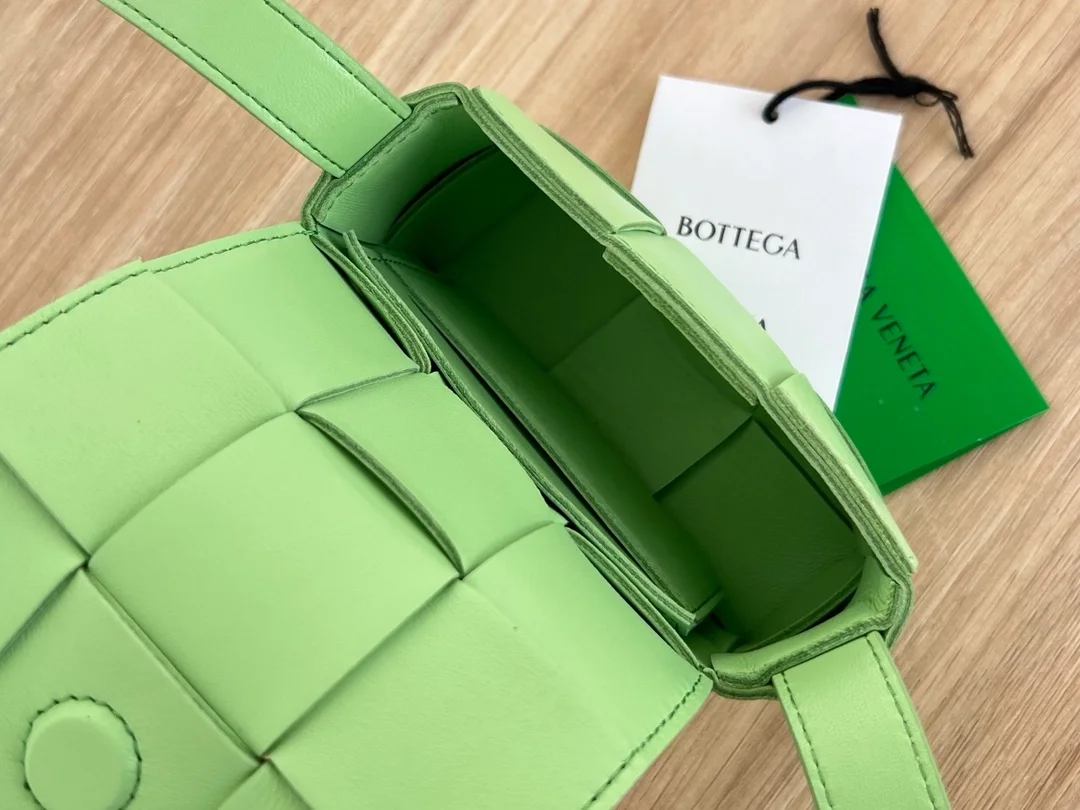 보테가 베네타 인트레치아토 피스타치오 캔디백