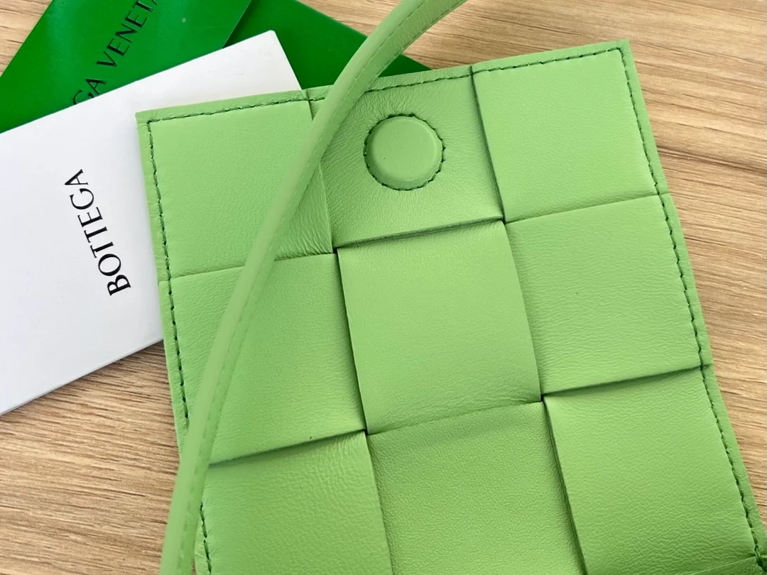 보테가 베네타 인트레치아토 피스타치오 캔디백