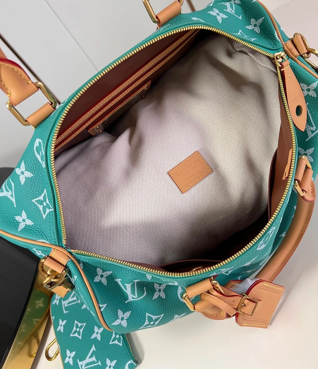 루이비통 런웨이 스피디 P9 반둘리에 40 그린 M24417