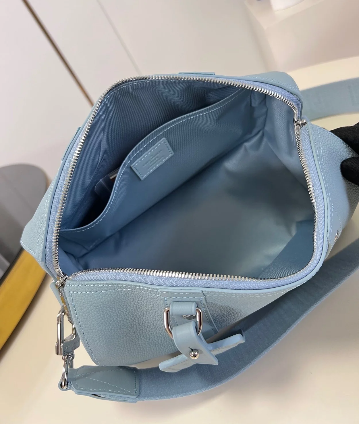 루이비통 시티 키폴 M23725