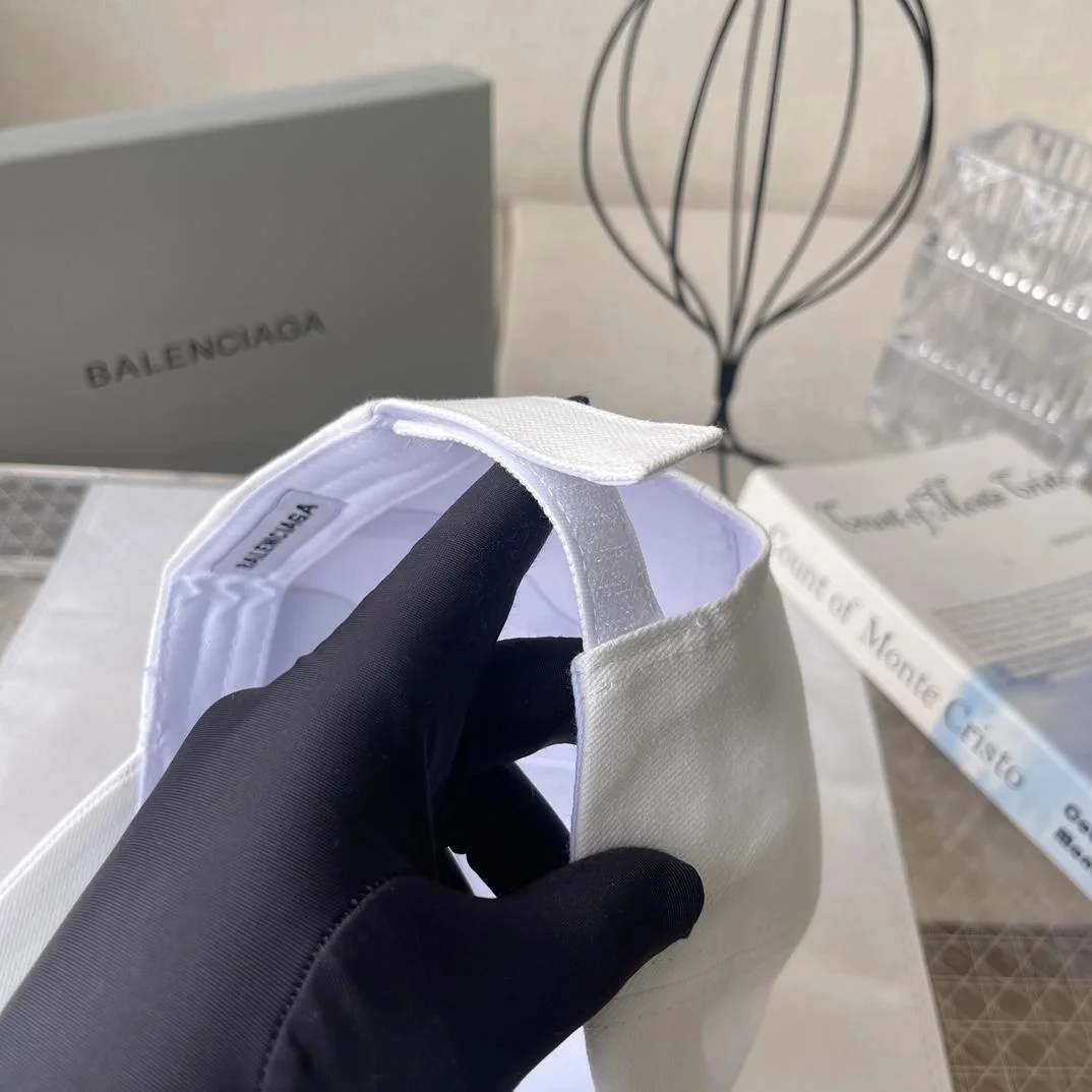 발렌시아가 더블 로고 화이트 베이스볼 캡