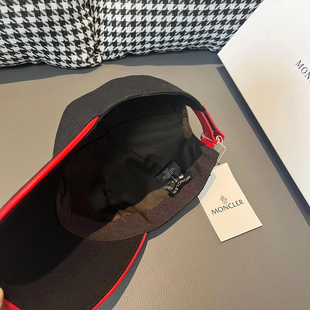 몽클레어 배색 로고 블랙 베이스볼 캡