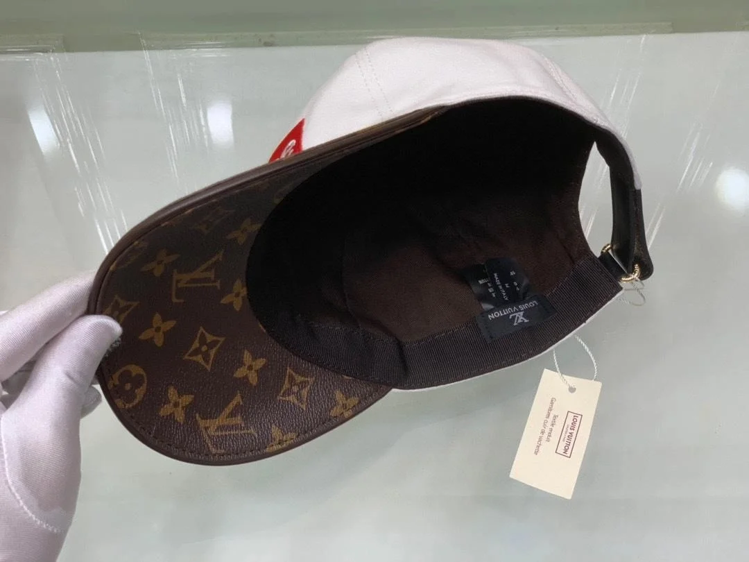 루이비통 x 슈프림 화이트 로고 베이스볼 캡