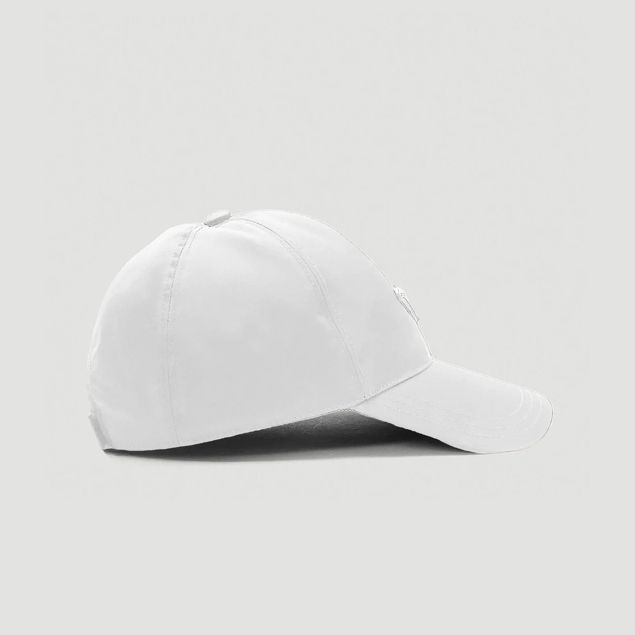 프라다 로고 플래그 화이트 베이스볼 캡