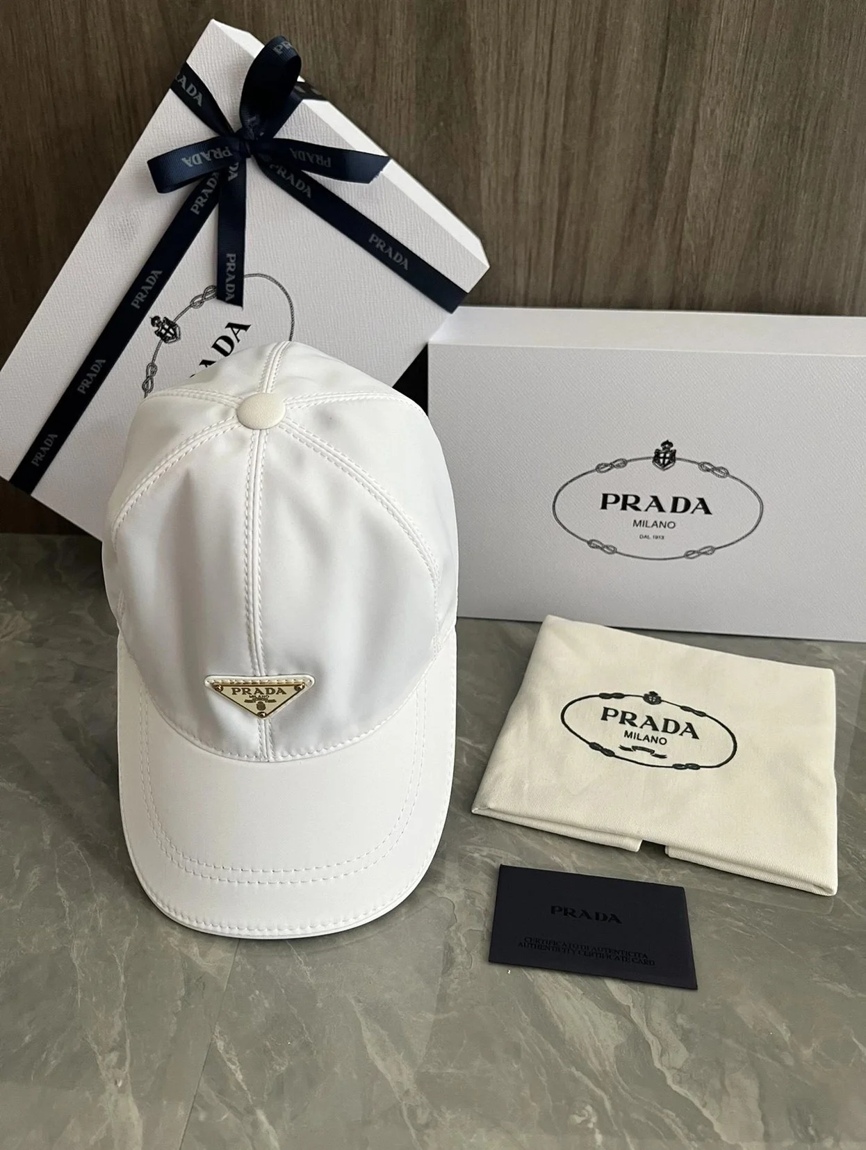 프라다 로고 플래그 화이트 베이스볼 캡