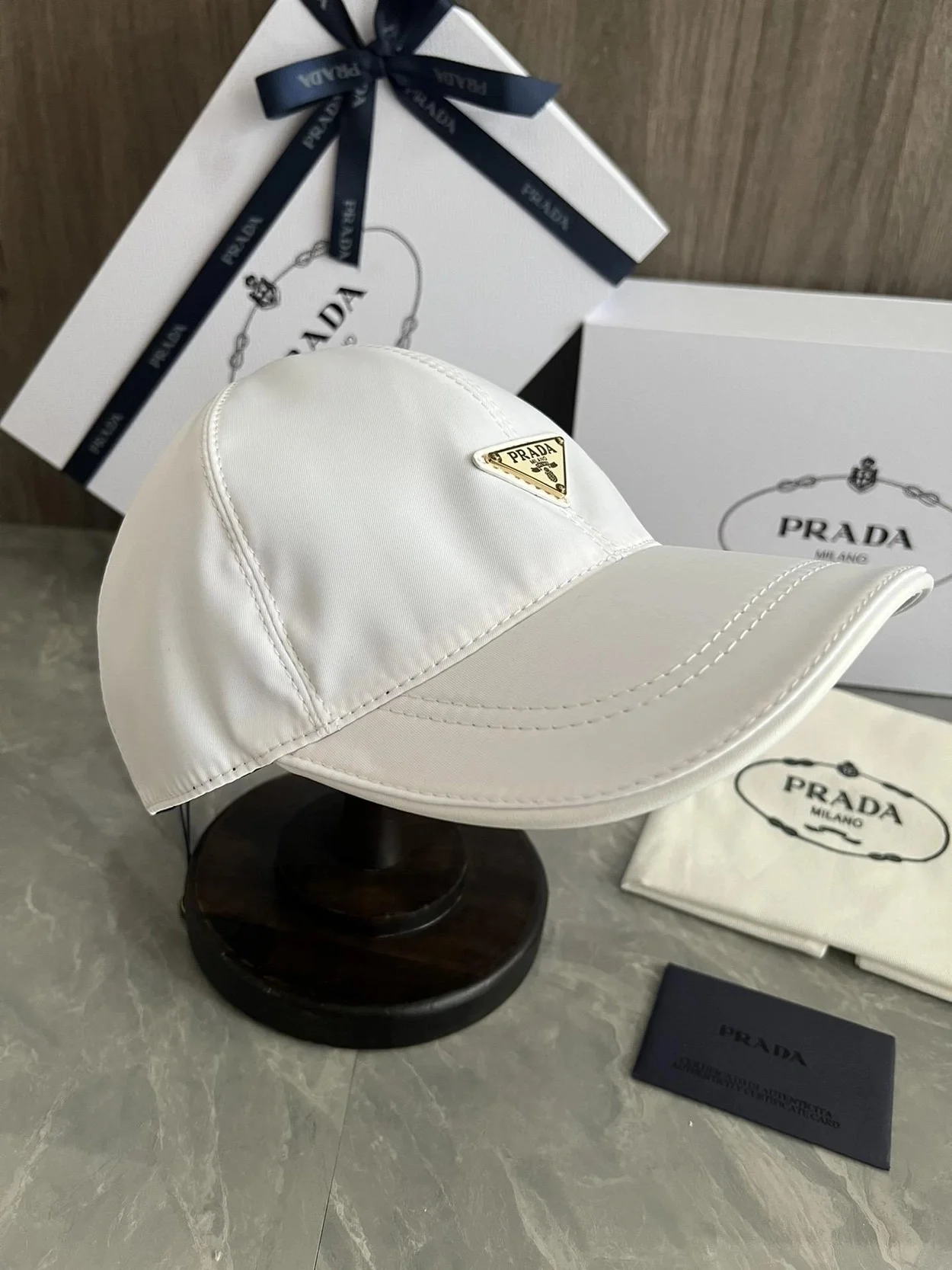 프라다 로고 플래그 화이트 베이스볼 캡