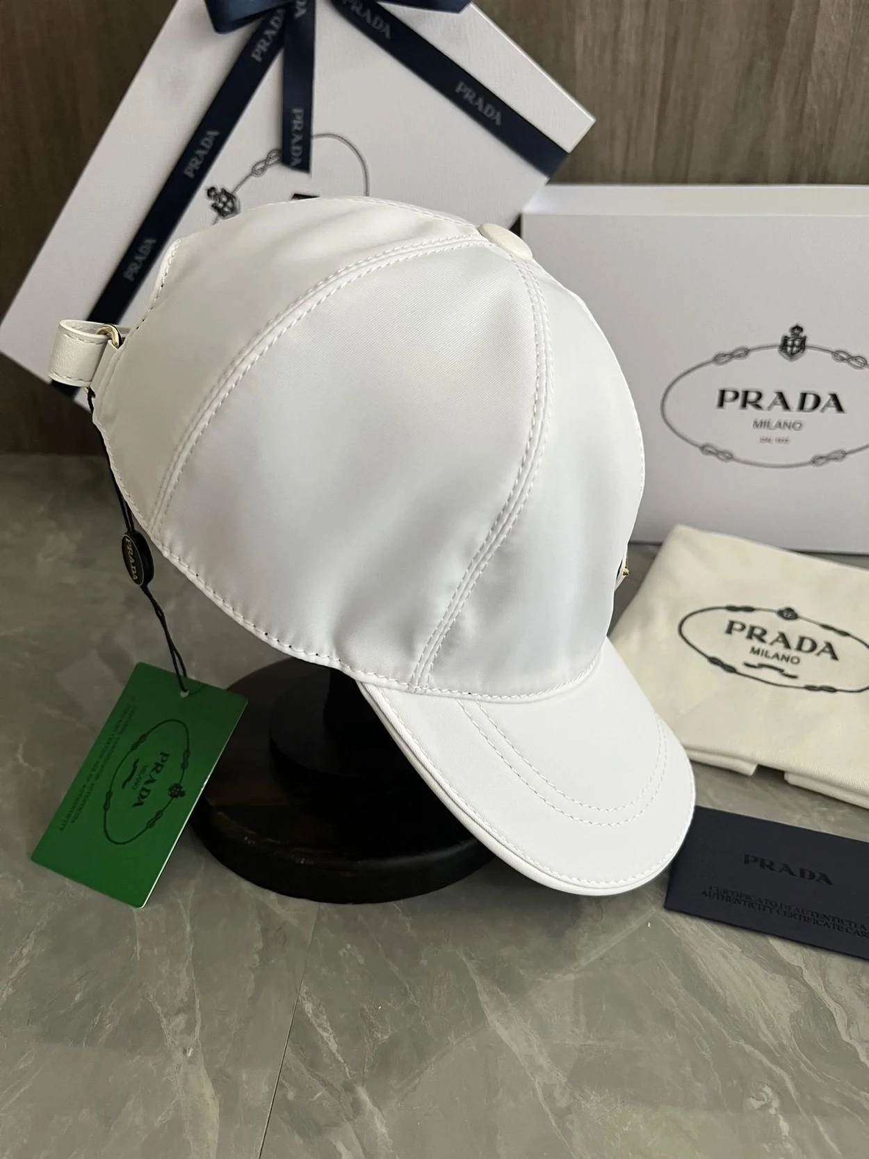 프라다 로고 플래그 화이트 베이스볼 캡