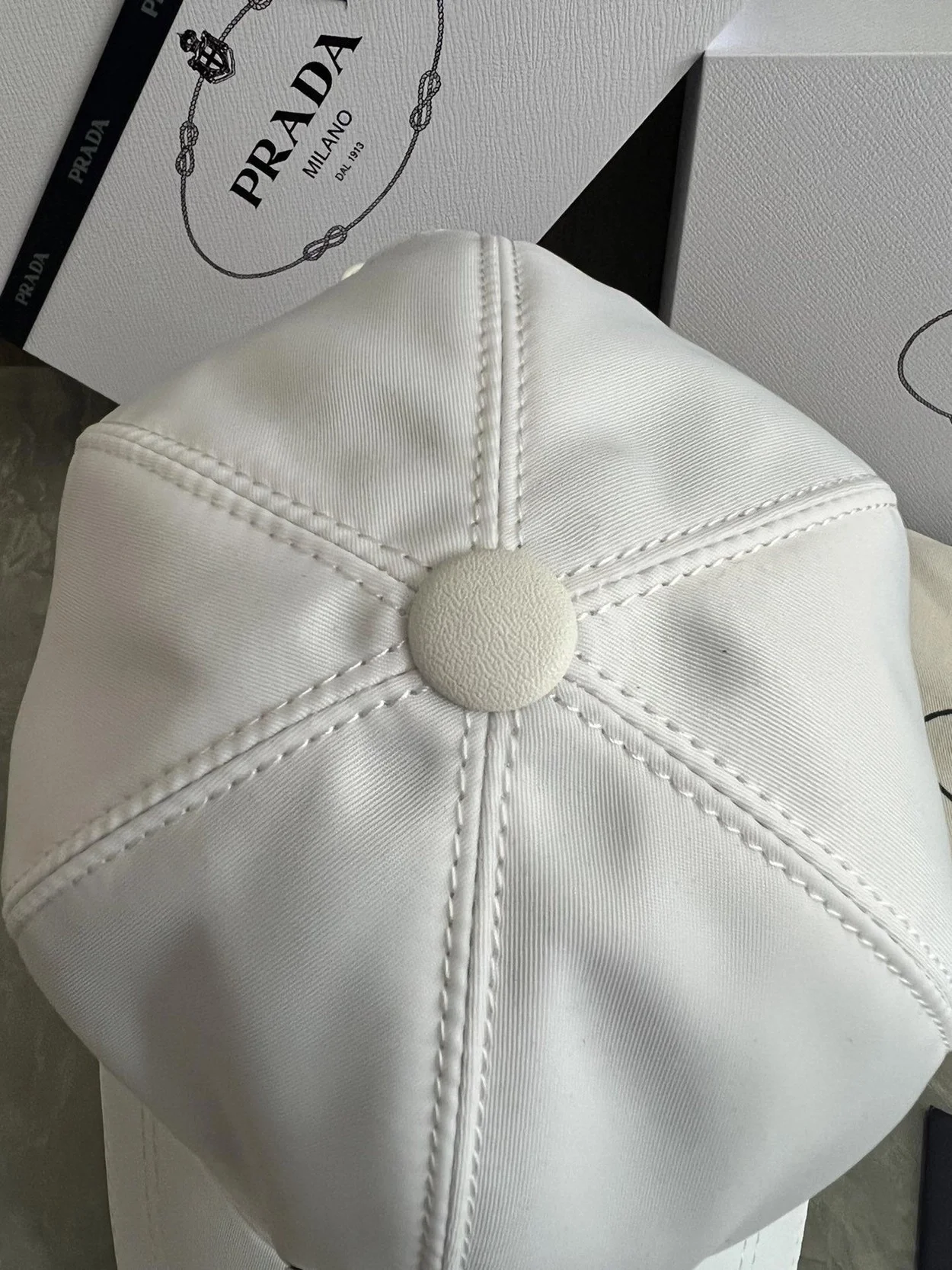 프라다 로고 플래그 화이트 베이스볼 캡