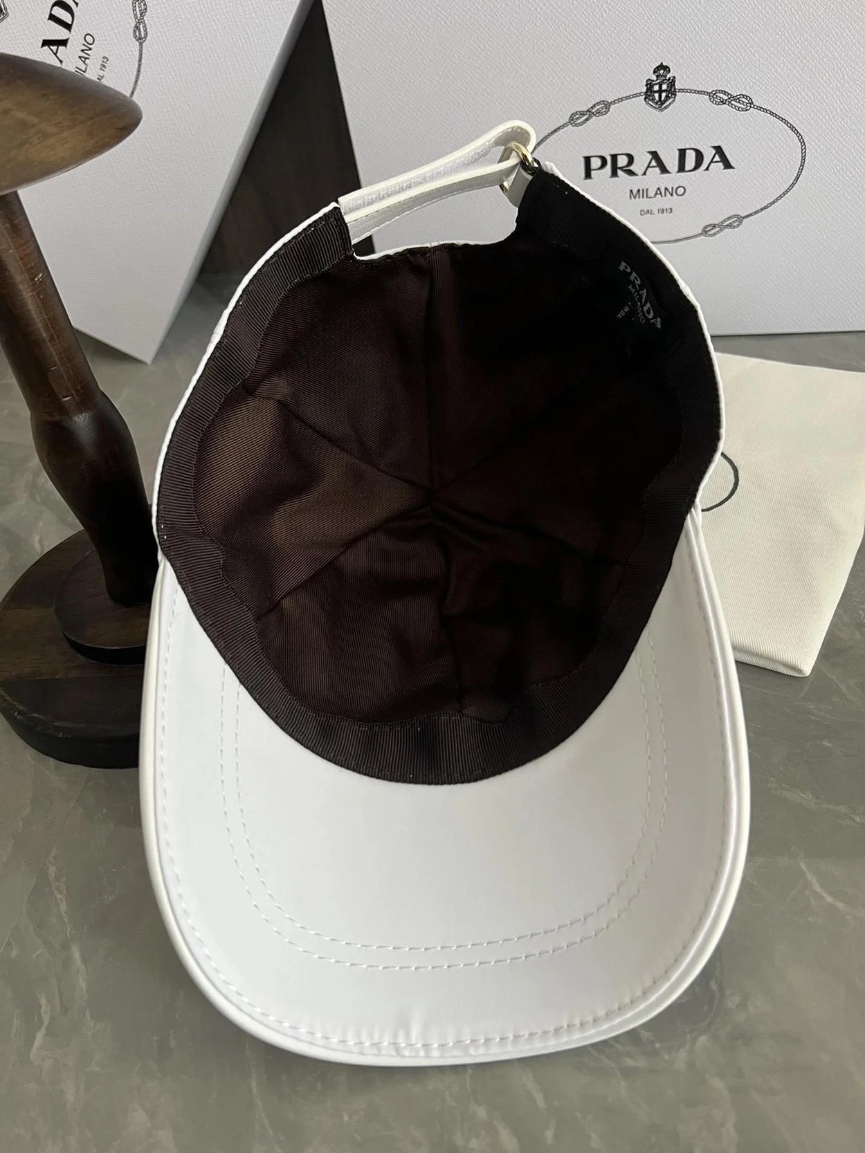 프라다 로고 플래그 화이트 베이스볼 캡