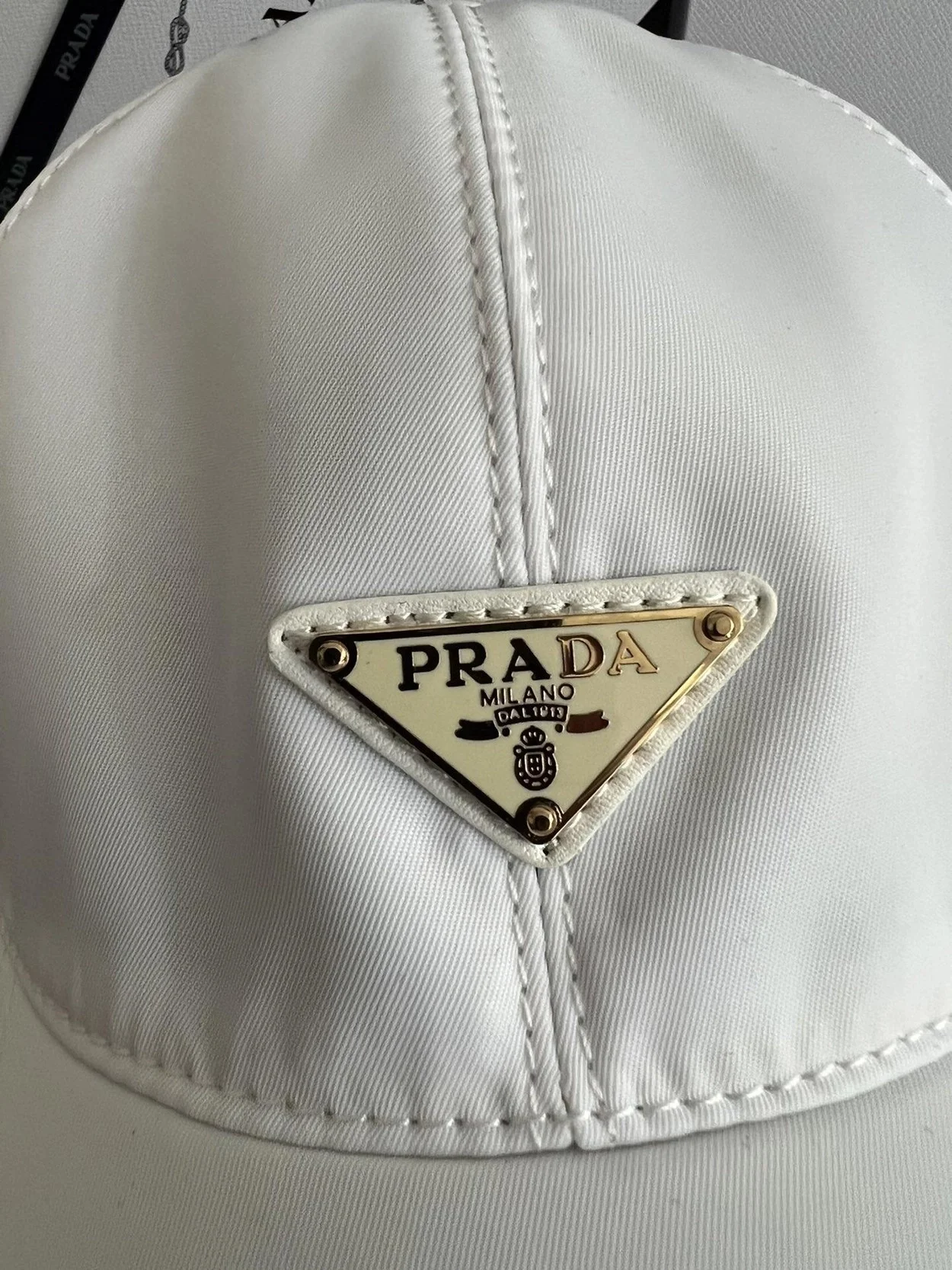 프라다 로고 플래그 화이트 베이스볼 캡