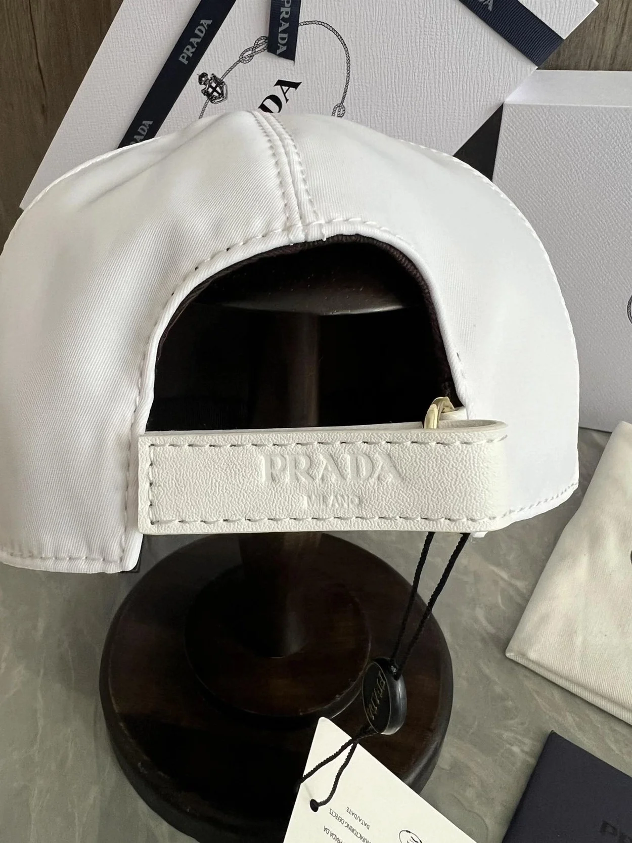 프라다 로고 플래그 화이트 베이스볼 캡