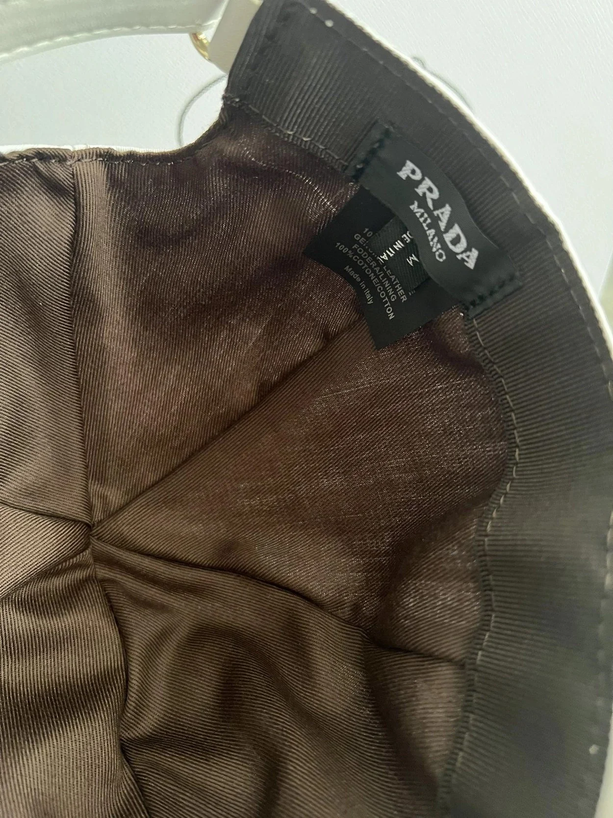 프라다 로고 플래그 화이트 베이스볼 캡