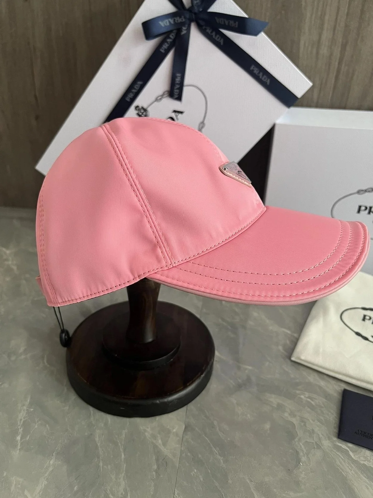 프라다 로고 플래그 핑크 베이스볼 캡