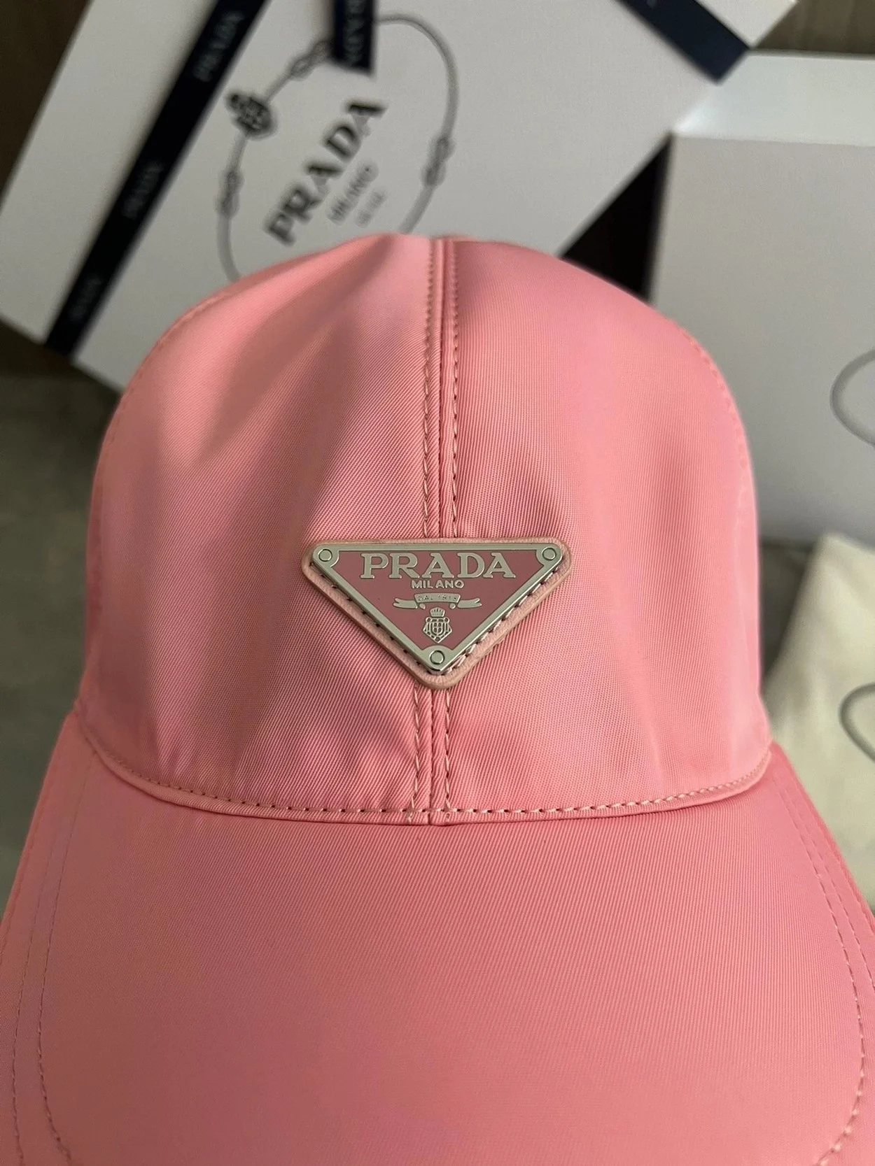 프라다 로고 플래그 핑크 베이스볼 캡