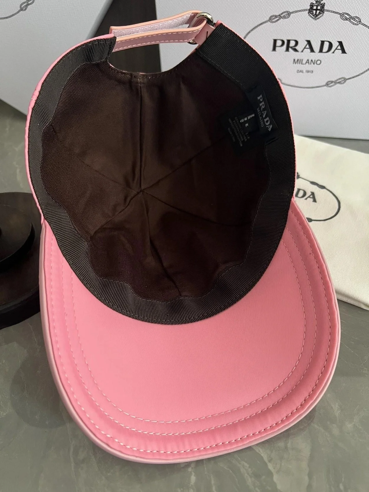 프라다 로고 플래그 핑크 베이스볼 캡