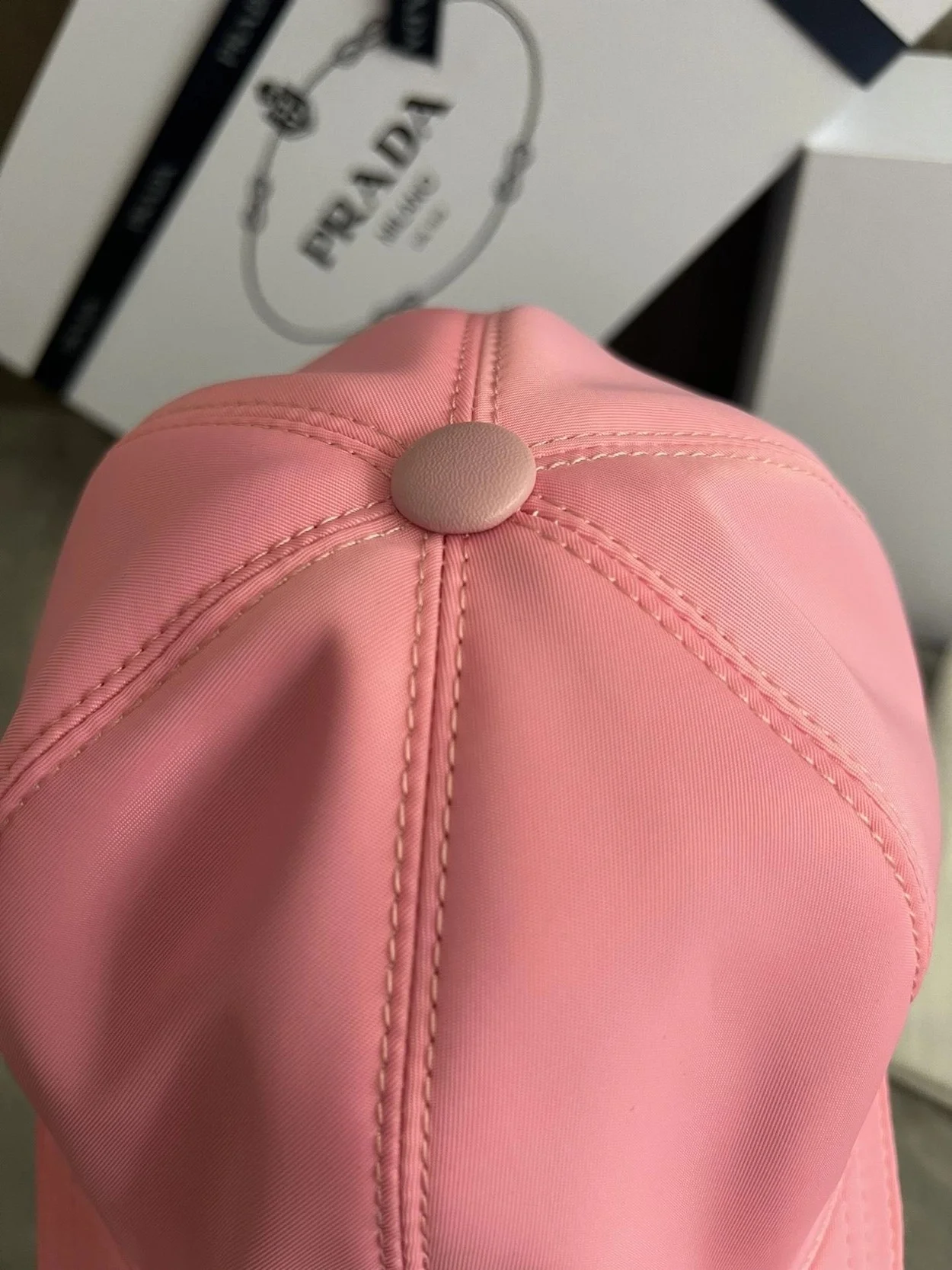프라다 로고 플래그 핑크 베이스볼 캡