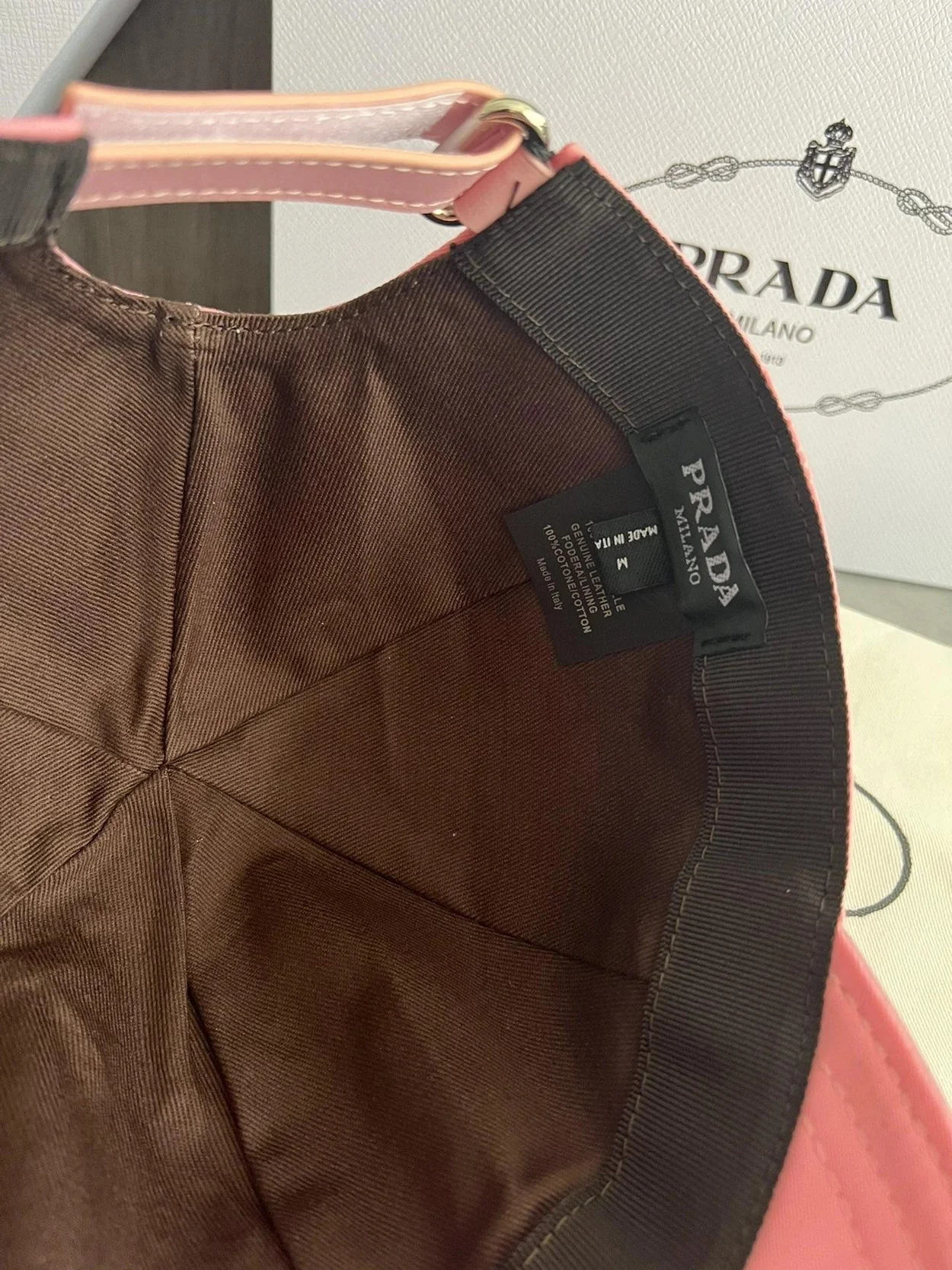 프라다 로고 플래그 핑크 베이스볼 캡