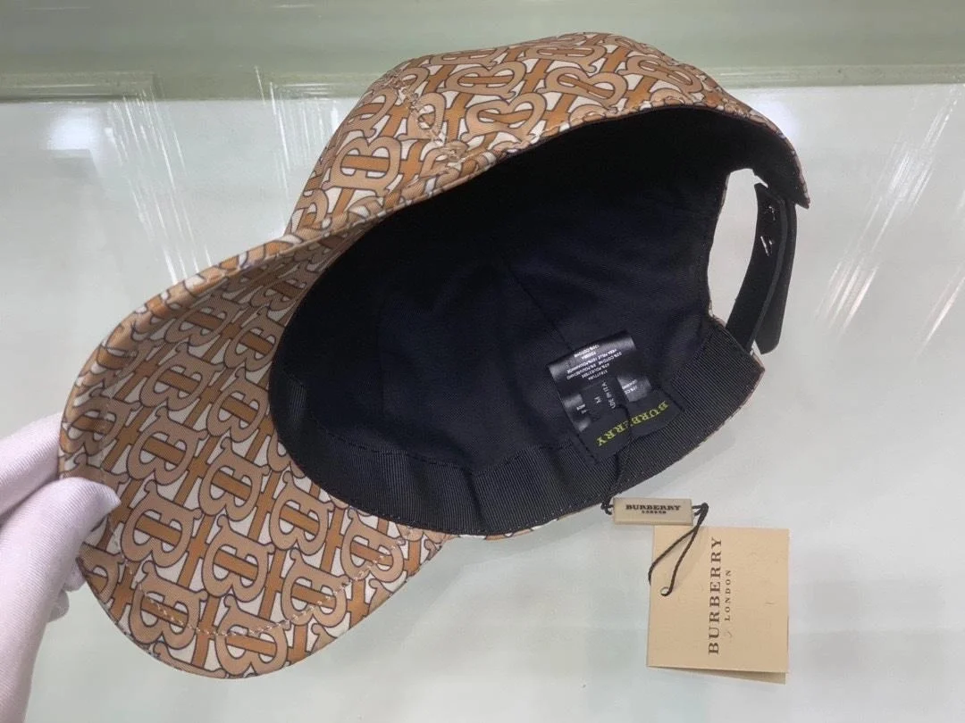 버버리 TB 모노그램 브라운 베이스볼 캡