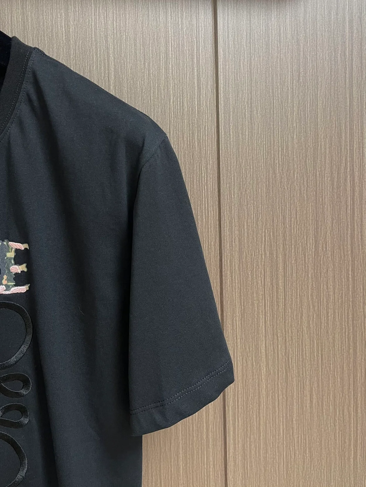 로에베 로고 자수 코튼 저지 티셔츠 블랙